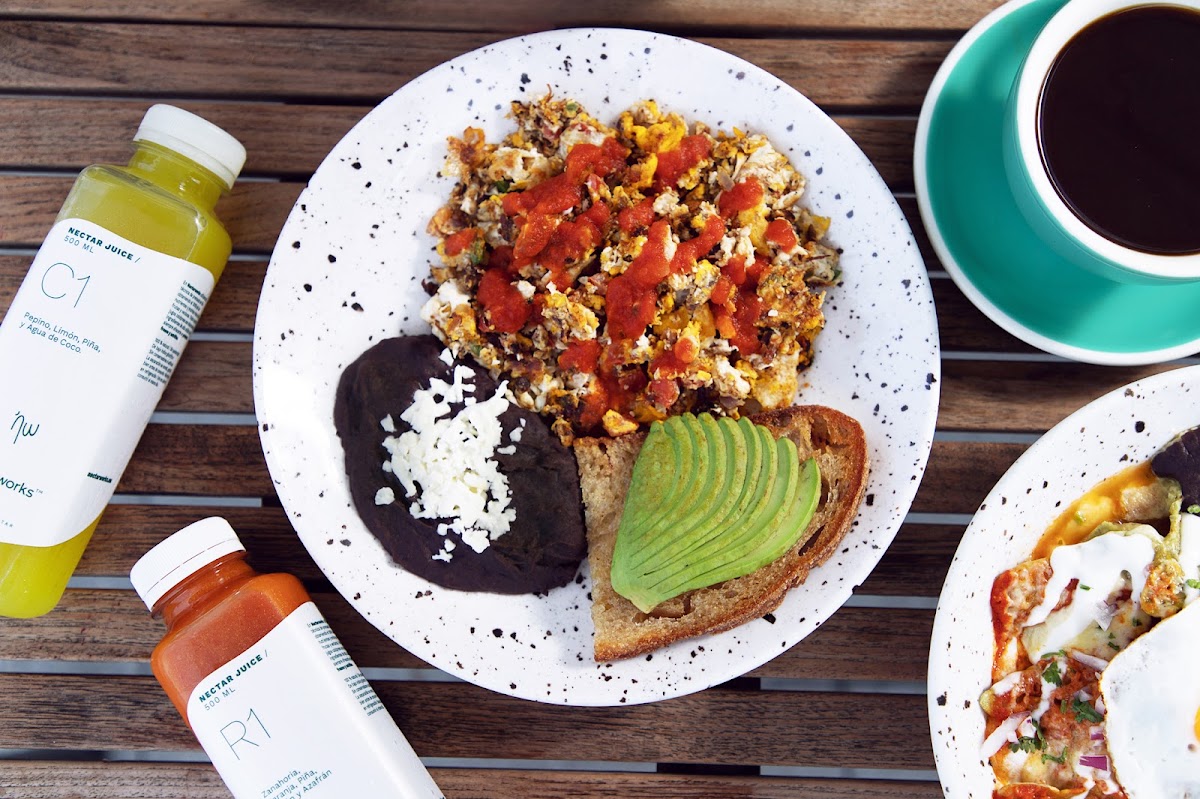 Plaza Omnia donde está Nectarworks, con una mesa de desayuno y platos de chilaquiles bajo luz natural