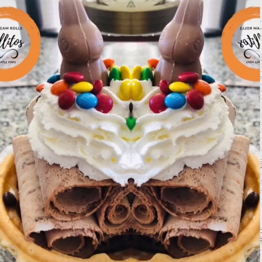 Rollitos Ice Cream & Waffle Pops presentando el rollito de fresa con waffle, mostrador con fila de clientes