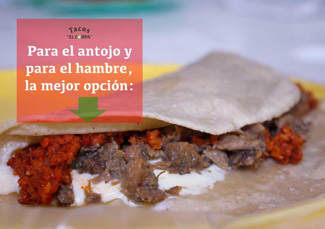 Primer plano de los tacos de cabeza en un plato de madera, mostrando la carne jugosa, cebolla y cilantro