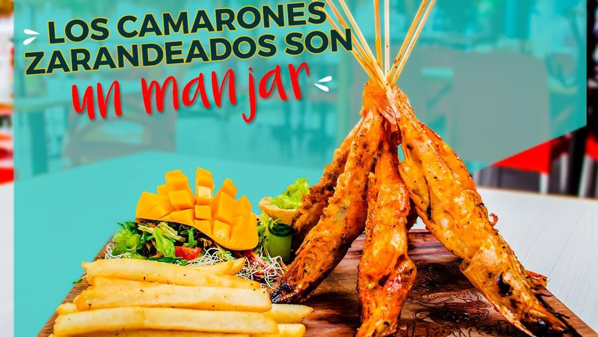 Mariscos Cocos Locos con su plato de aguachile de camarón en plato de cerámica, vista del interior colorido