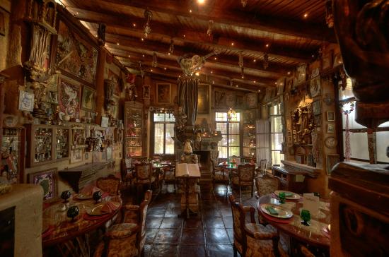 Interior del restaurante mostrando mesas de artesanía local y clientes disfrutando, con música de mariachi en vivo