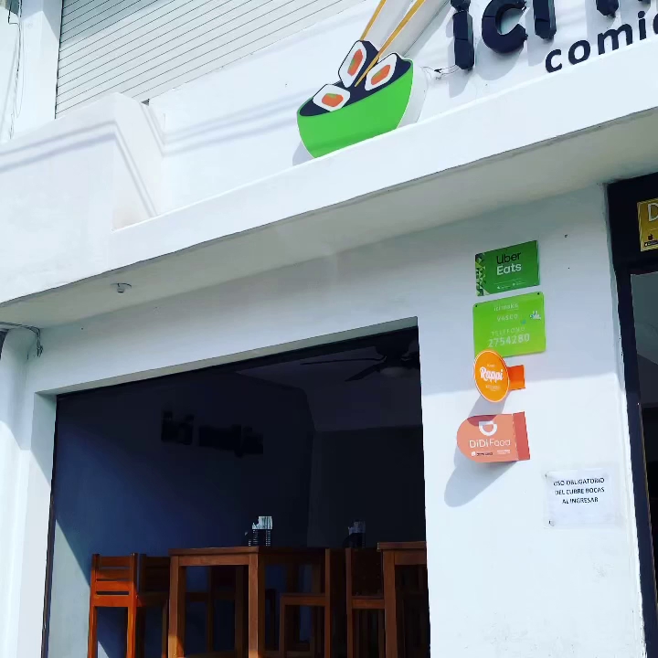 Chahan servido en plato de cerámica en Ici Makis, con palillos al lado