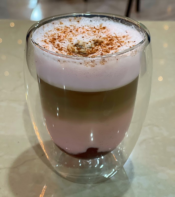 Biloba Coffe & Bistro con un frappuccino de maracuyá y vista de la terraza al atardecer
