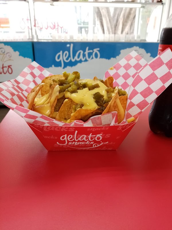 Copa de helado de maracuyá de Gelato Reforma, mostrando la textura cremosa y el cono crujiente