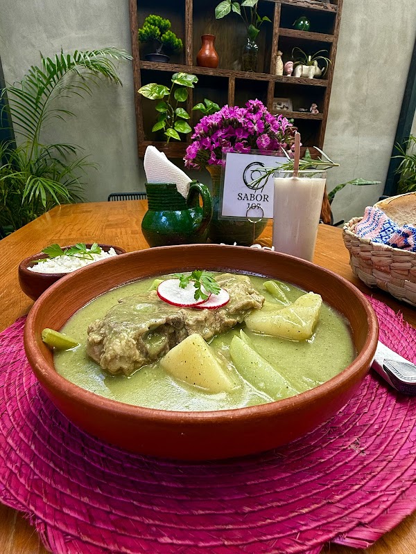 Pulpo a la parrilla en Asador Bacanora, con chispas y acompañamiento de aguachile