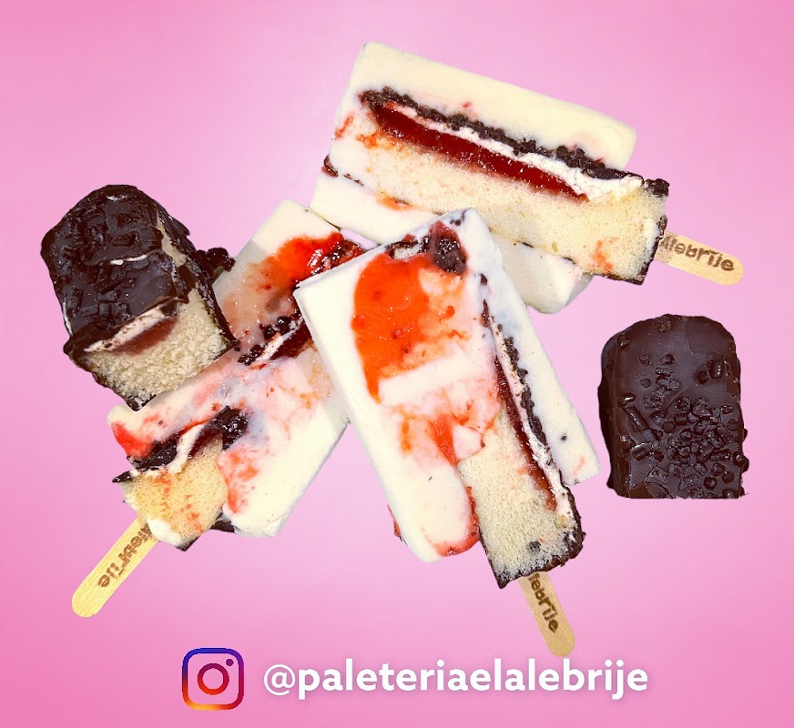 Primer plano de la Paleta de Maracuyá con chile en la mano de un cliente — detalle del color y el chile