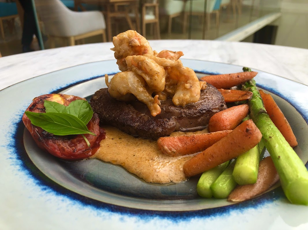 Totopo Güero Cocina Istmeña tlayuda con mole y vaso de mezcal en la calle Ignacio Allende