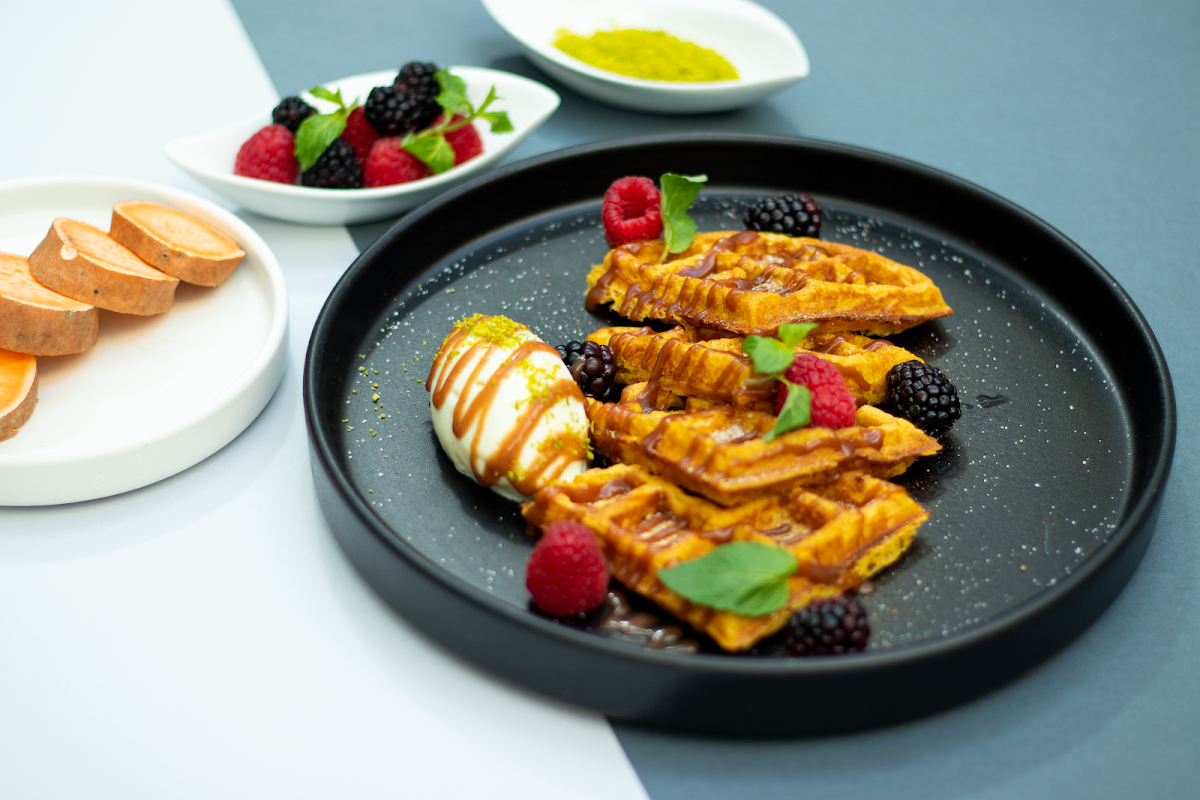 Tlayuda con mole y queso en Restaurante Casa Hidalgo — vista del plato sobre la mesa