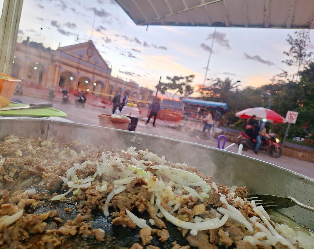 Tacos "El Rive" con su taco de tasajo al grill, iluminado por luces nocturnas en la esquina Zaragoza y Maximiliano Amador