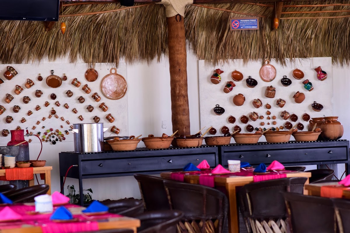 Vista al lago y la Torre de Mariscos en El Palmar — foto del buffet de mariscos con aguachile negro y tacos del gobernador