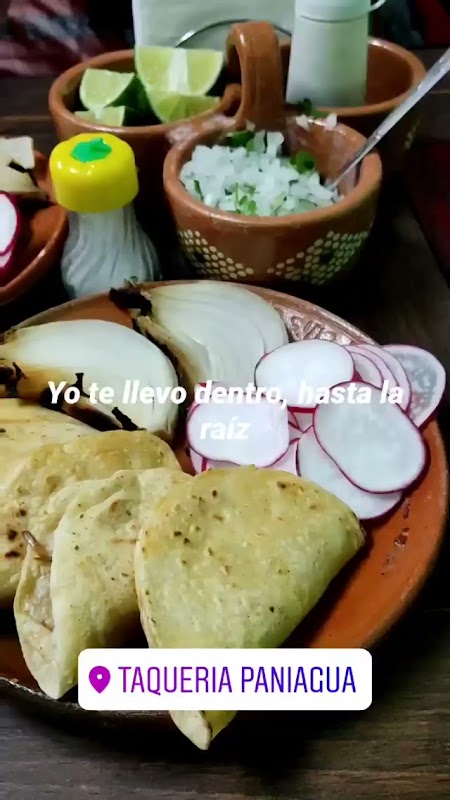 La Cruz del Llano con su comedor rústico, enfocando un plato de lengua de res en salsa y chiles rellenos