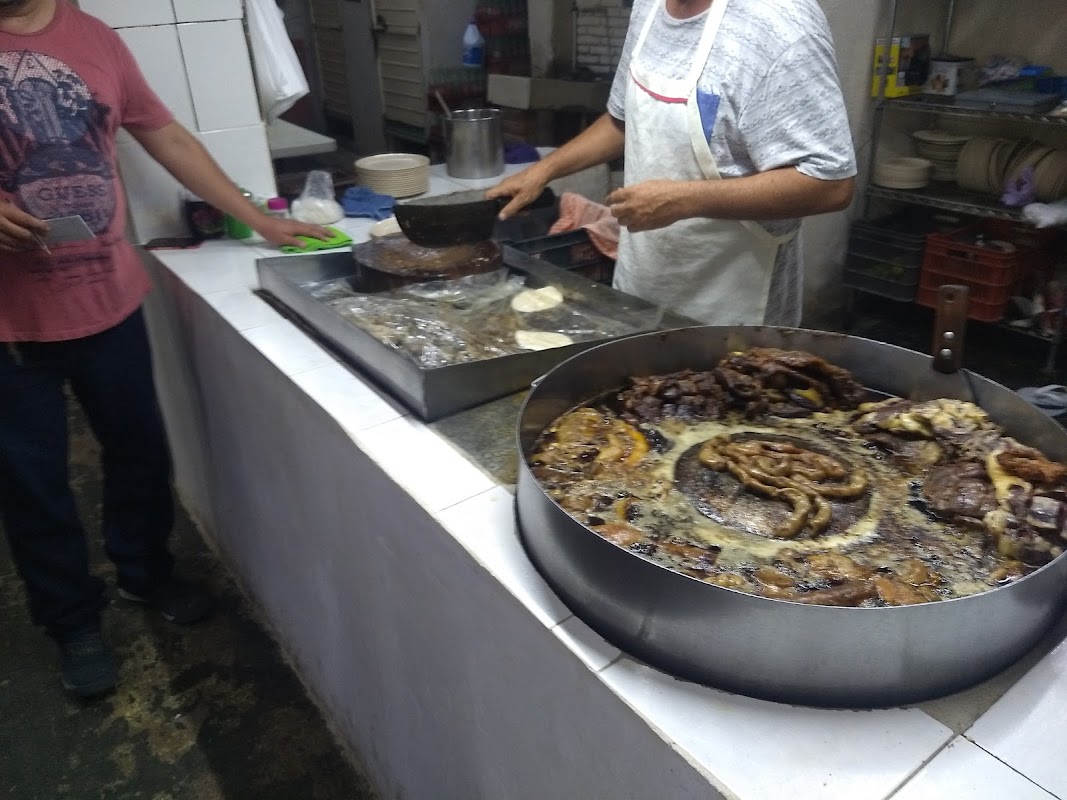 Frente del puesto El Taco de Oro con su letrero rojo y tacos en la vitrina — foto exterior