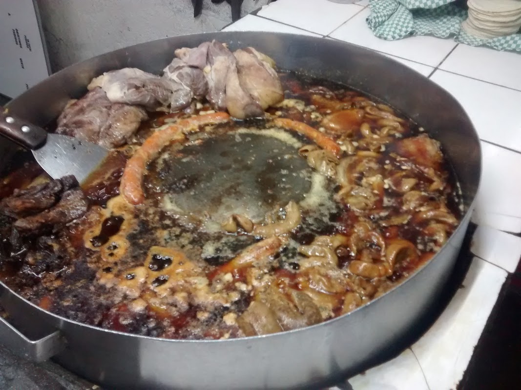 Plato de empanadas y mariscos en La CoiTequita, mostrando la variedad de rellenos — foto de la mesa