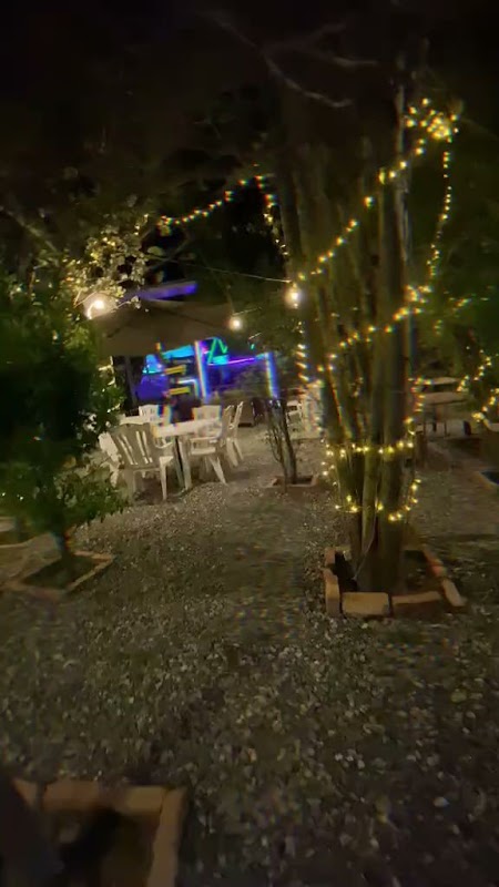 LA BOTANA - Cervecería Bar con barra de cervezas artesanales y una botana de nachos con queso fundido