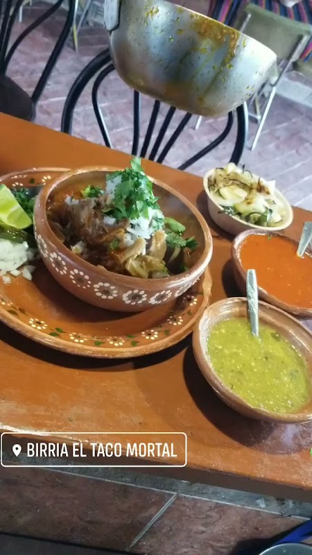Plato de camarones al ajillo y una michelada en Mariscos y Micheladas La Monja — muestra los camarones y la bebida espumosa