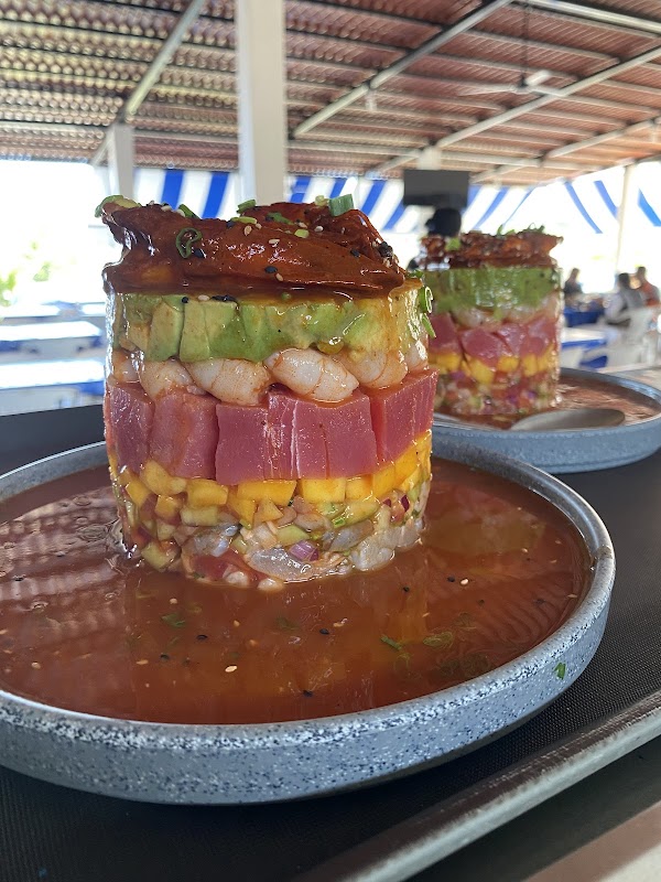 Plato de camarones al ajillo en Mariscos El Sinaloense, con cerveza al lado