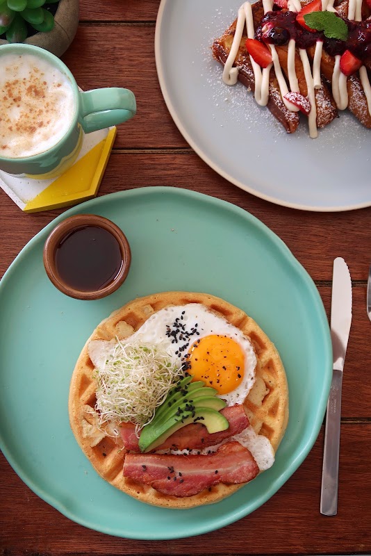 Rincón de Santo Brunch con tacos de cochinita pibil y pastel de libra sobre la mesa