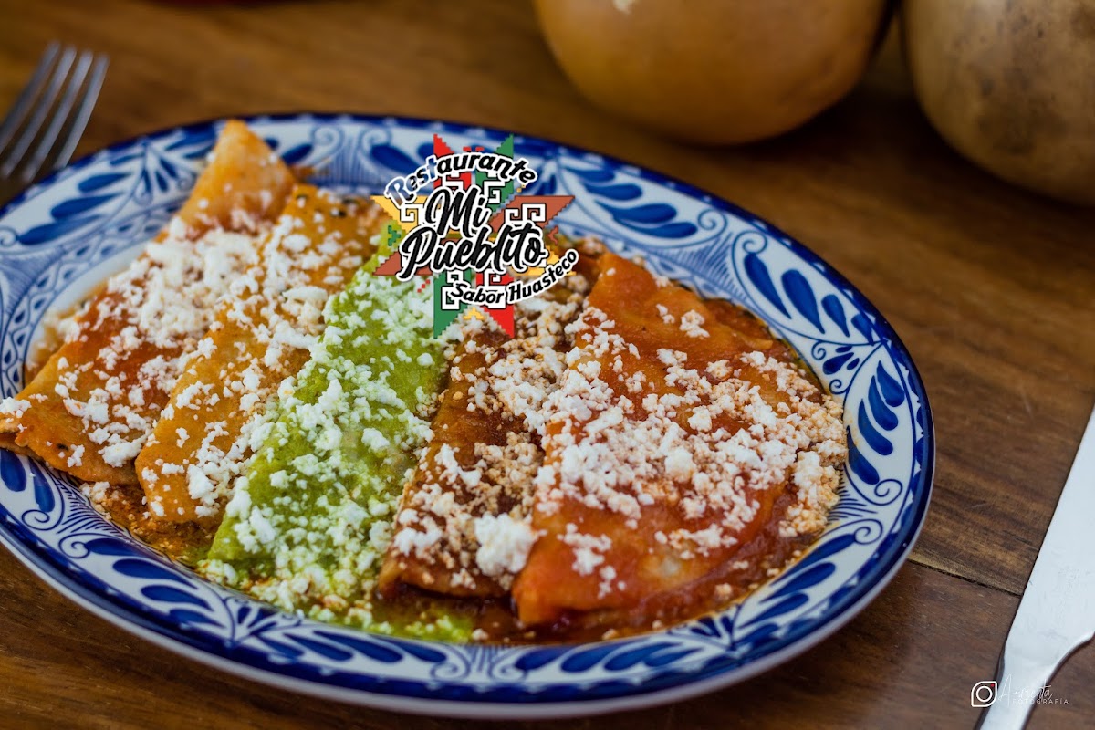 Plato de enchiladas huastecas en Enchiladas Huastecas La Finca de San Francisco, con salsa roja y guarnición de cebolla