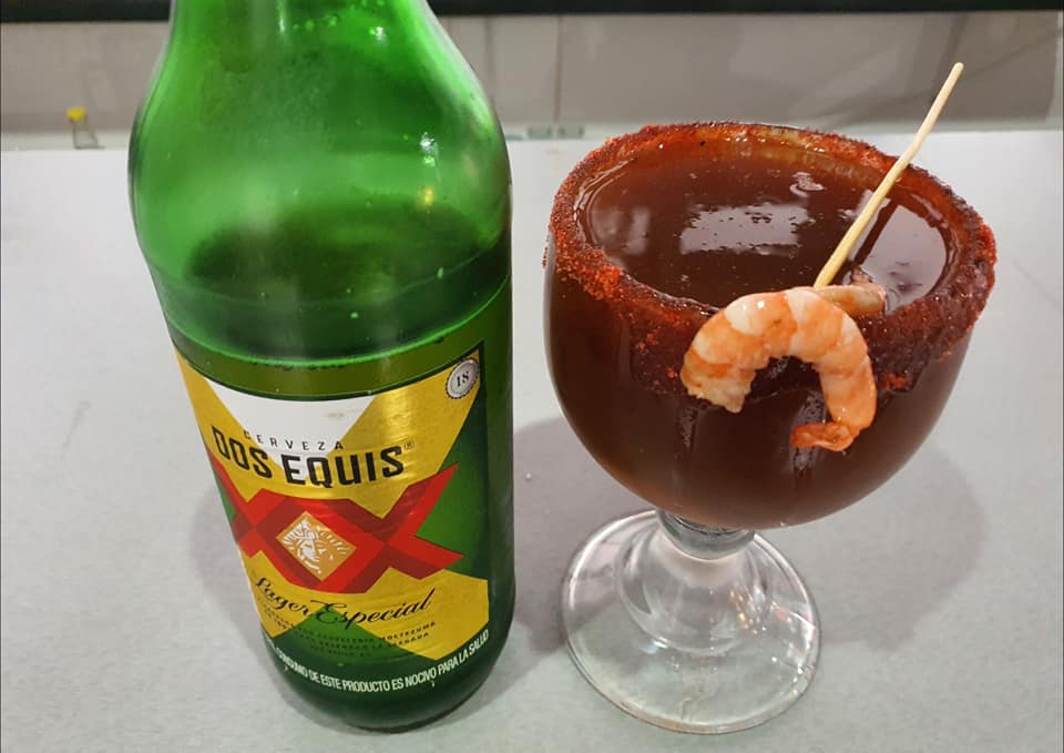 Tacos de lengua y michelada de tamarindo en Black Bough Bar — primer plano de los platos
