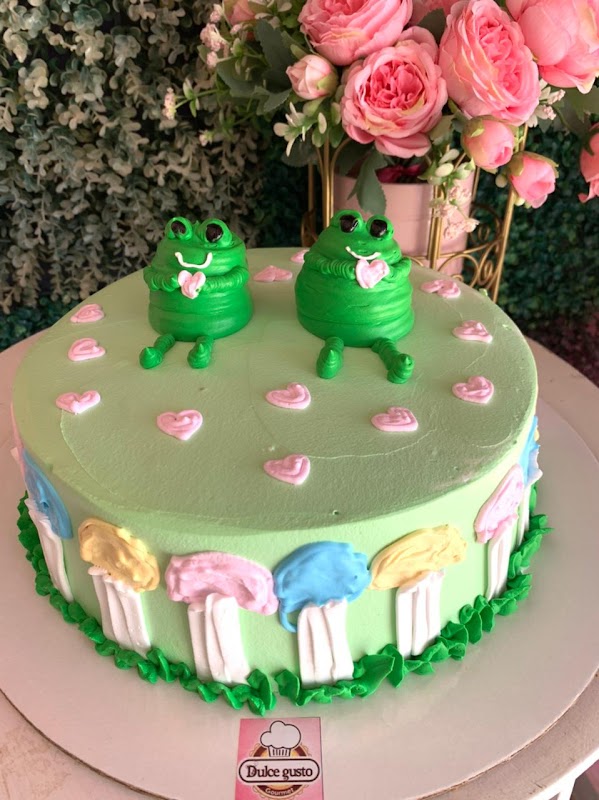 Porción de pastel de chocolate y taza de café en Pastelería y Cafetería DULCE GUSTO — primer plano del postre
