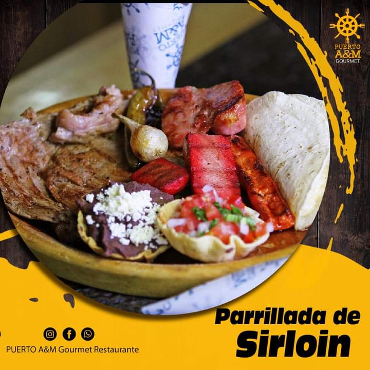 Plato de chilaquiles con pescado y una cerveza fría en Puerto A&M Gourmet — vista del plato en la mesa