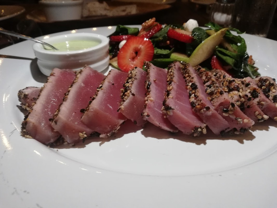 Plato de camarones con cerdo al estilo Pixán, presentación colorida en plato de cerámica