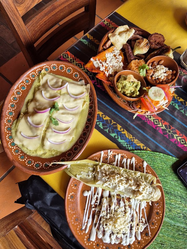 Tacos de carne asada y sopa tarasca en Rincón de Carácuaro — vista de la mesa con los tacos y la sopa