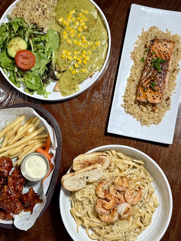 Interior de Moctezuma Restaurante de Pescados y Mariscos con mesas de madera y platos de ceviche bajo luz tenue