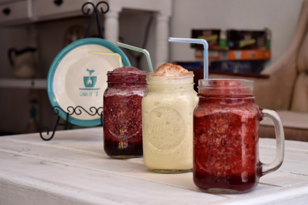 Waffles crujientes con frutas y sirope en Casa de Té Amando-té — primer plano