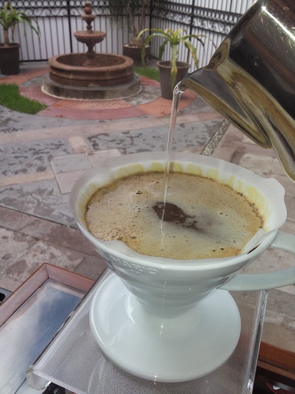 camarones al ajillo en Mariscos Vallarta con guarnición y vaso de michelada