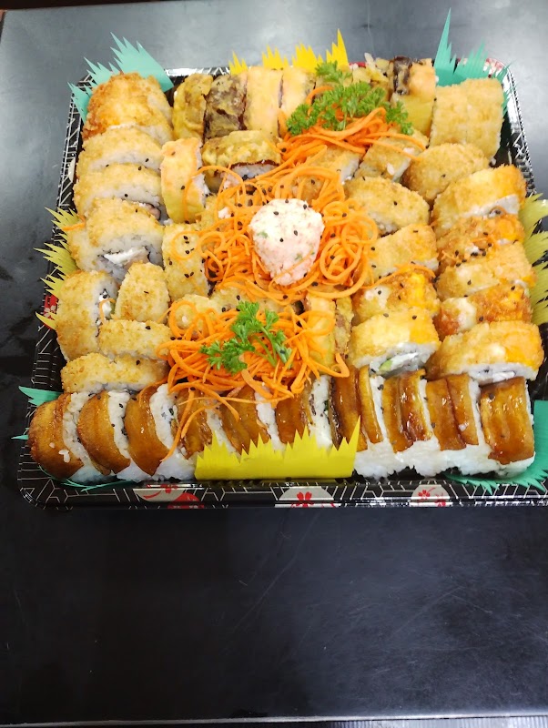 Sushi hawaii — interior con luces suaves y una tabla de sushi fresca