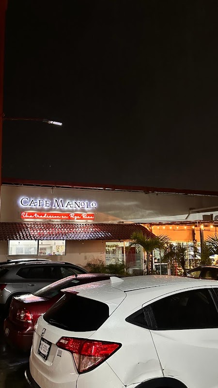 Café Manolo II — foto del área de juegos para niños y una mesa con huevillo chile y té dulce, ambiente familiar