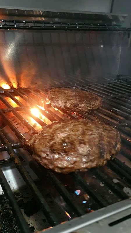 Hamburguesa doble con queso y papas en 27 Burger Station — primer plano del plato