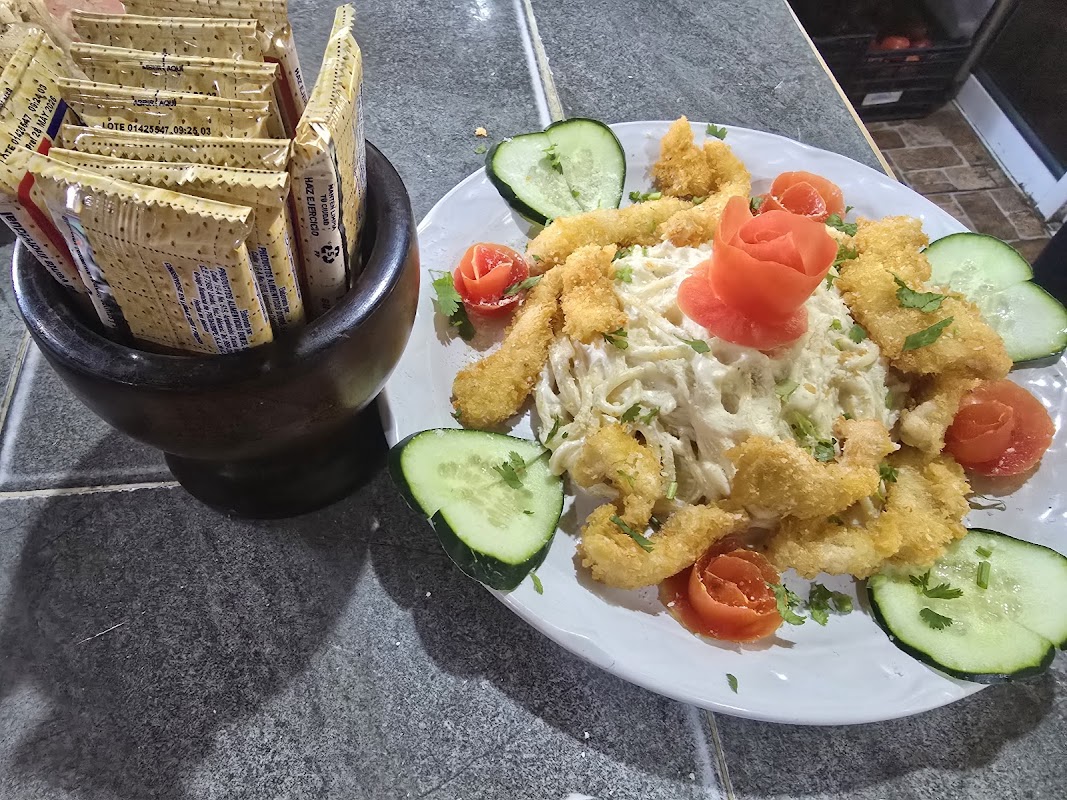 Barra de Eladio's Bar Progreso con botellas de cerveza y platos de cochinita pibil al estilo yucateco