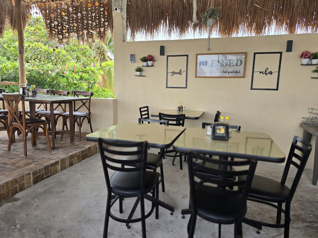 Eladio's Bar Progreso, barra de mariscos con platos de cochinita pibil y sopa de lima, vista del interior animado