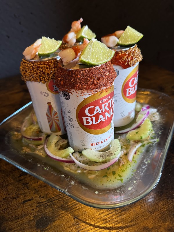 Tazón de orange chicken ramen en La Ka’z, mostrando el caldo brillante, pollo rebozado y rodajas de mango