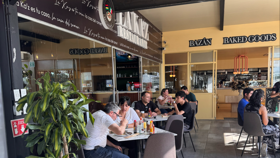 Exterior de La Ka’z Restaurante Cholula en San Andrés Cholula, con la fachada iluminada y la señal visible