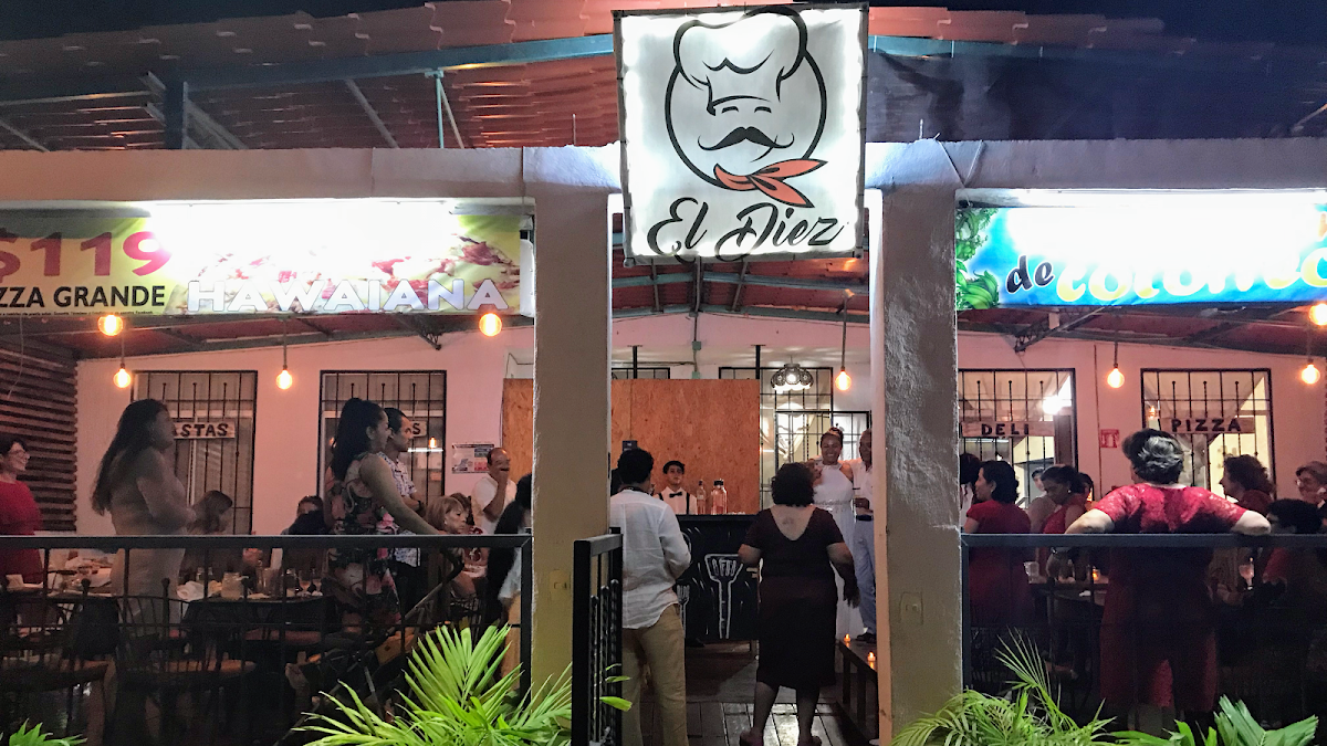 Exterior de Layla Restaurant Bar en Avenida Rafael E. Melgar, mostrando su fachada colorida y mesas al aire libre