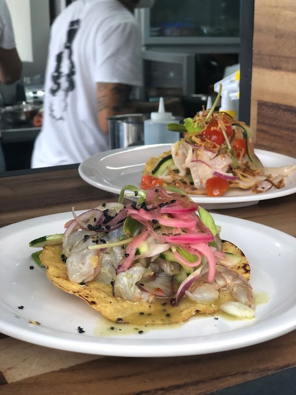 Taco gobernador en Pecao Fonda de Mar, con pescado fresco, salsa verde y limón sobre tortilla