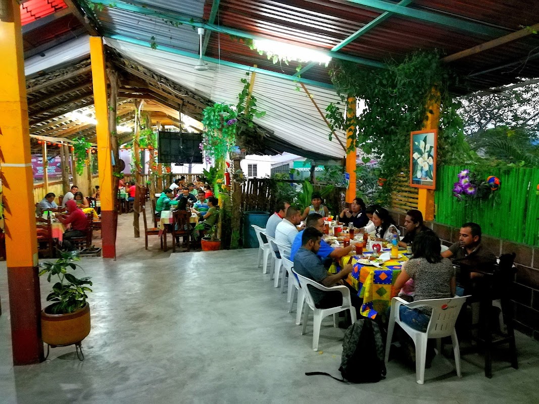 Plato de ceviche en Restaurant y Mariscos La Palapa — vista frontal del plato con camarones y limón