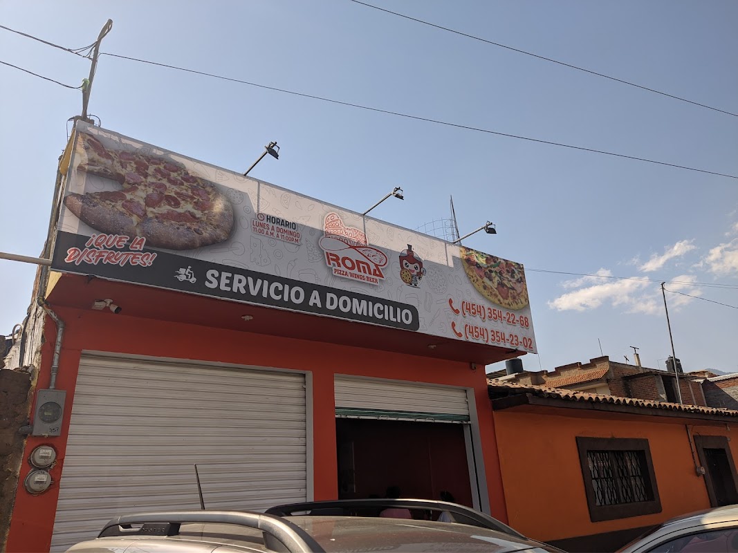 Carnitas Carmelo mostrando su mostrador de madera y una bandeja de carnitas crujientes al estilo tradicional