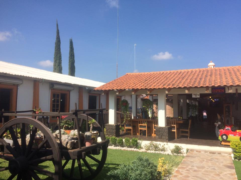 Ceviche de camarón y cóctel en Mariscos 7 Mares — mesa al aire libre con vista al río