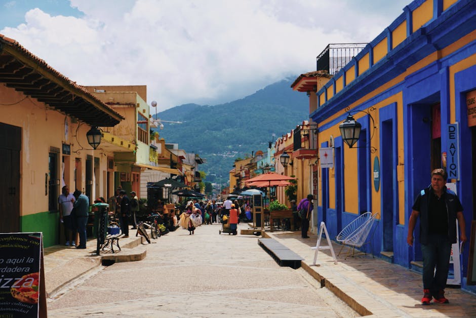 A vibrant street scene showcasing colorful colonial architecture in San Cristóbal de las Casas, México.
