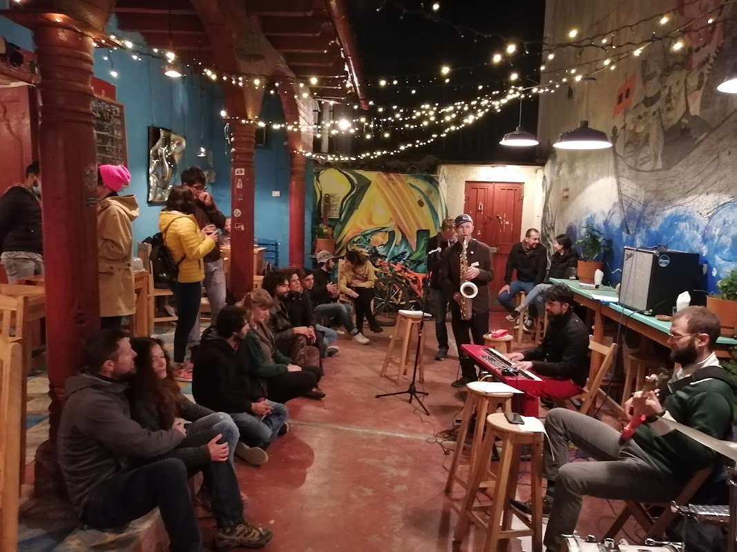Plato de tacos de carnitas y una gordita en Restaurante y Carnitas Michaus, con la barra visible y el menú de precios bajo