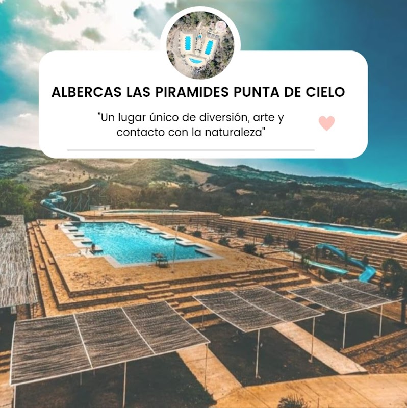 Alberca Las Piramides bajo luces nocturnas, mostrando la piscina iluminada y gente disfrutando