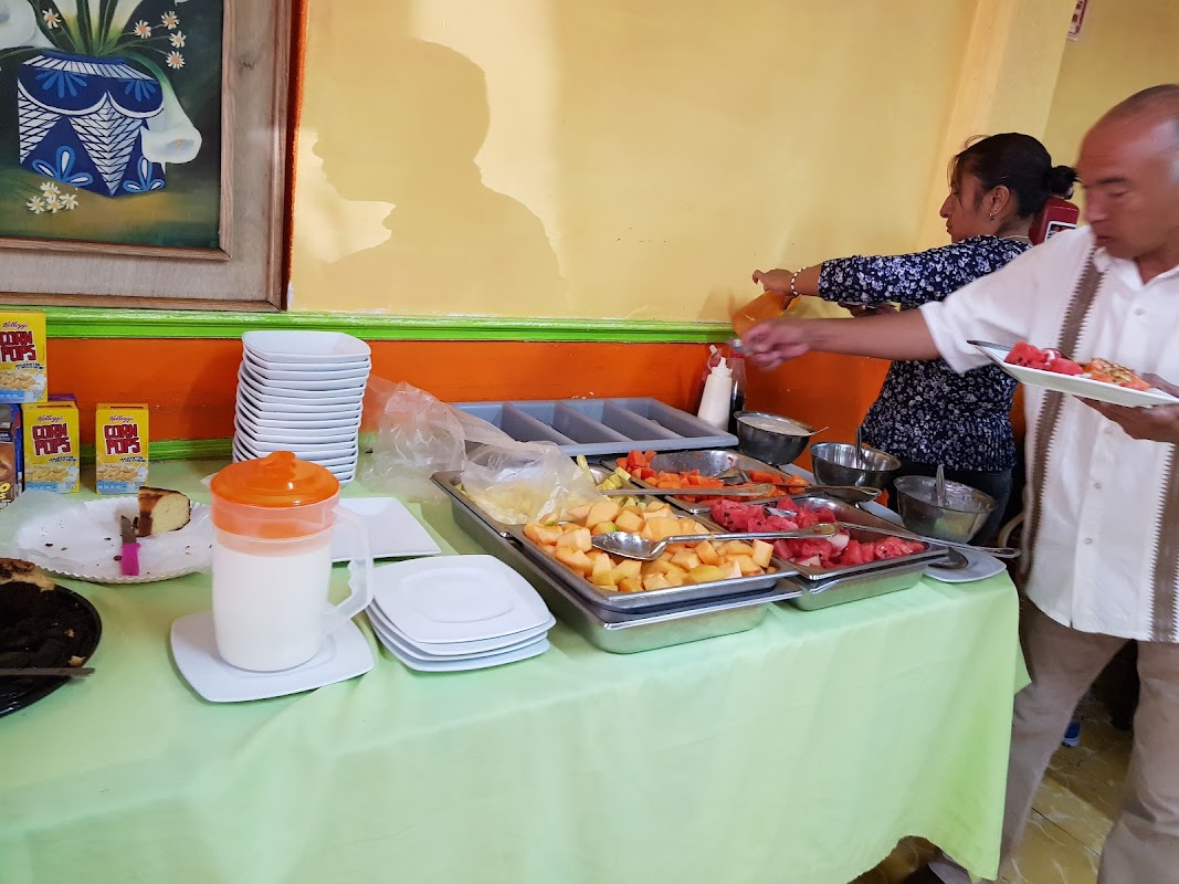 Sopa de tortilla con aguacate y queso en La Parrilla Mexicana — primer plano del tazón y los toppings