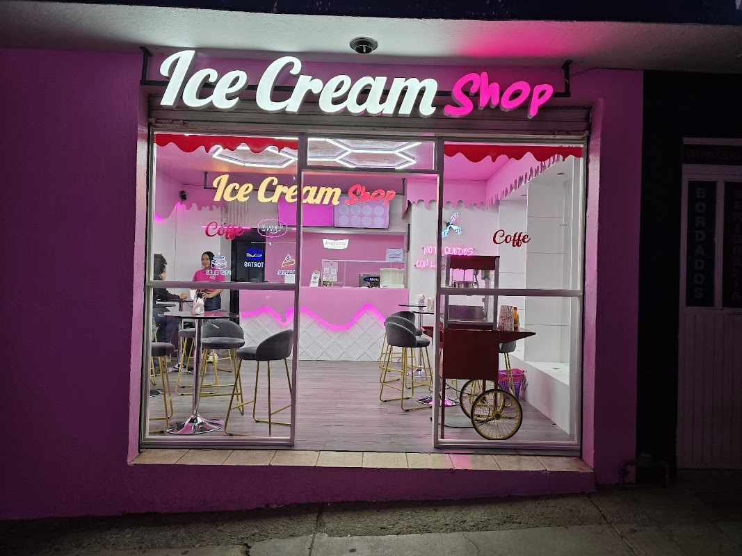 Mostrador de Ice Cream Shop Aris con cono de helado de fresa y un frappe de chocolate, ambientado con luces suaves