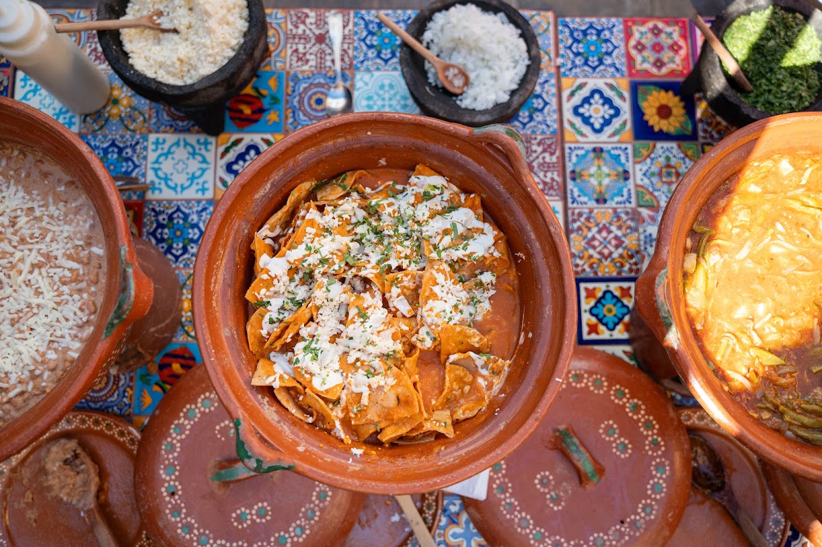 Pollo tikka masala y naan de ajo en Namaste India – SJC by Raj — mesa con decoración india