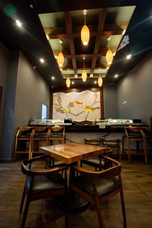 Poke bowl y sushi en Kahe Sushi — vista del mostrador y ambiente de zona hotelera