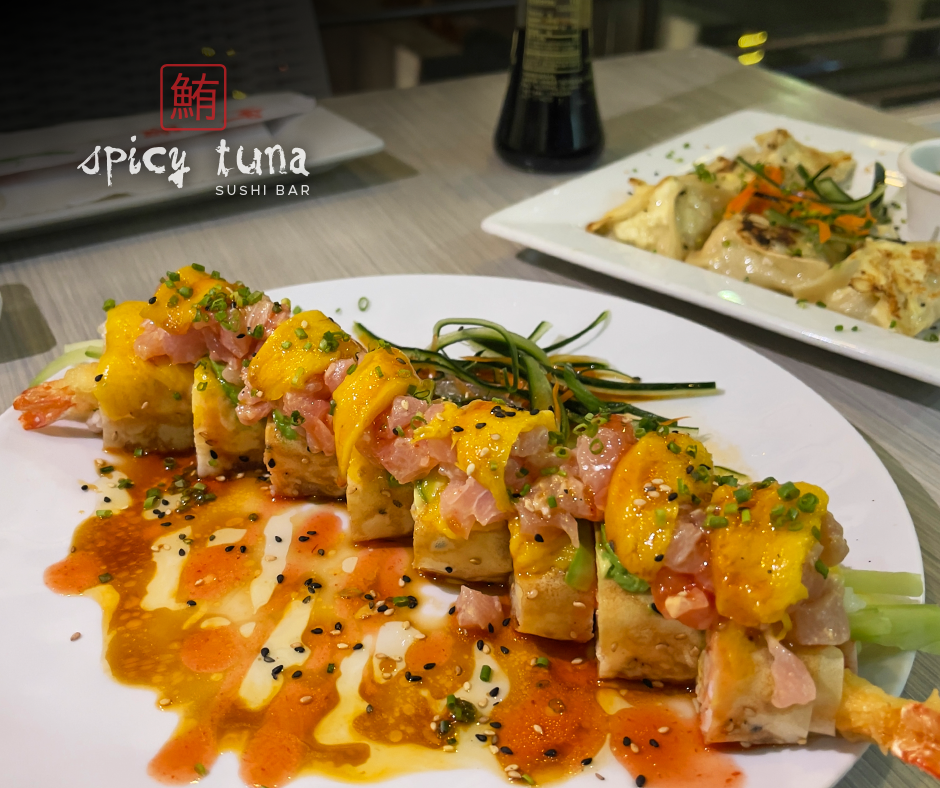 Plato de nigiri de atún picante en Spicy Tuna Sushi Bar — primer plano del sushi